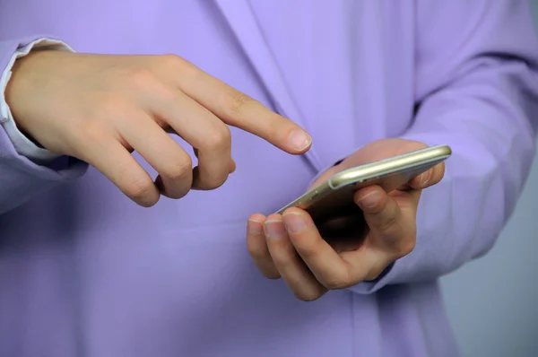 El ele tutuşan akıllı telefon