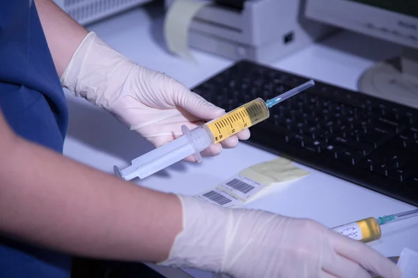 Proceso de extracción de suero sanguíneo — Foto de Stock