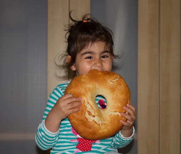 Çocuk elinde ekmek yemek