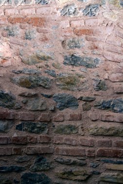 taşlarla inşa edilmiş duvarlar