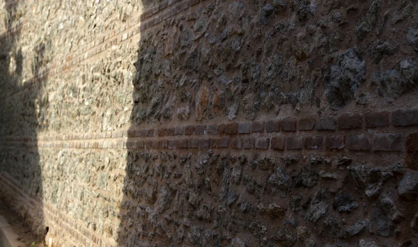 taşlarla inşa edilmiş duvarlar