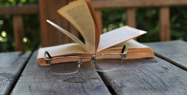 Rüzgar ve kitap sayfaları