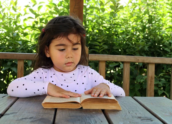 Kız bir kitap okumak