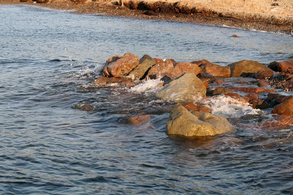 taş plaj ve deniz dalgaları
