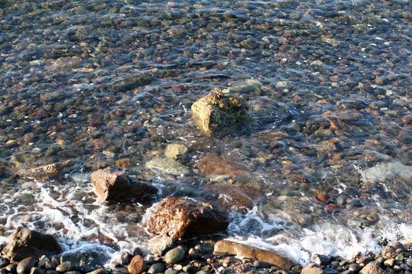taş plaj ve deniz dalgaları