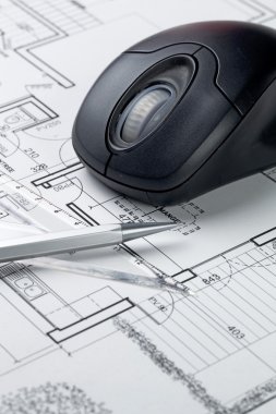 el tasarım ve bilgisayar işleme mimar için blueprint ve bilgisayar fare ile çalışmak