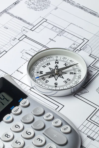 Πυξίδα και αριθμομηχανή στο σχεδιάγραμμα αρχιτέκτονα για την έννοια του σχεδιασμού και των επιχειρήσεων επενδύσεων και στρατηγική — Φωτογραφία Αρχείου