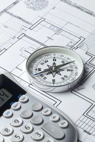 Boussole et calculatrice sur le plan de l'architecte pour le concept de conception et d'investissement d'entreprise et la stratégie — Photo