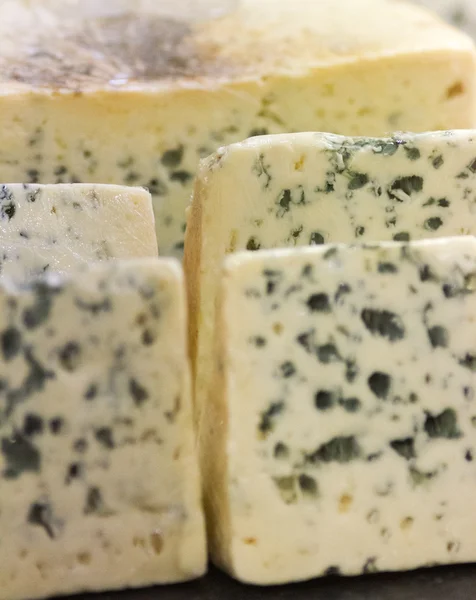 Rebanadas de queso azul en la región de los Pirineos en Francia — Foto de Stock