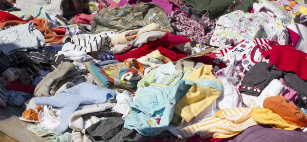 Bebek giysileri, bit pazarı yaz aylarında ton