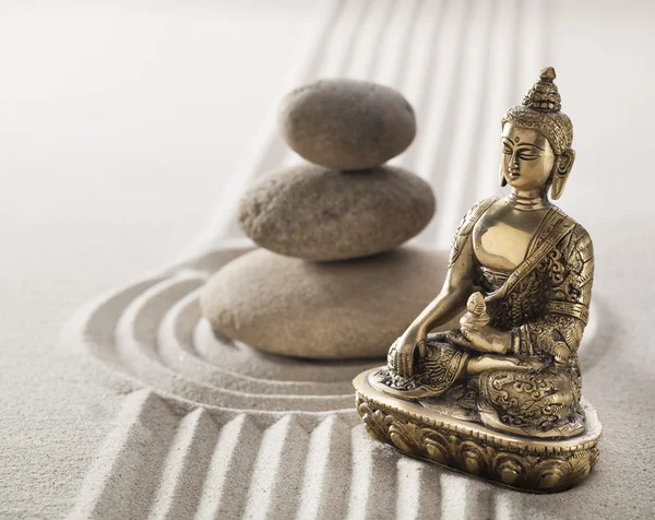 Спокойный Будда и балансирующие камни в песчаных линиях и кривых — стоковое фото