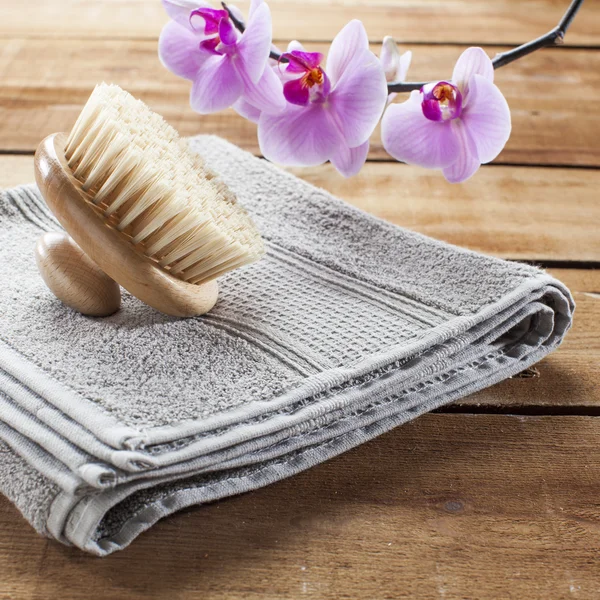 Hamman or sauna brush and towel on wood background for exfoliation — Stock Photo, Image