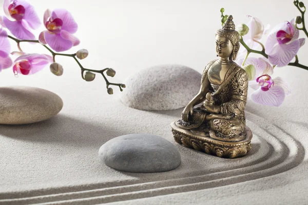 Buda de bronce en arena y flores para la belleza interior —  Fotos de Stock