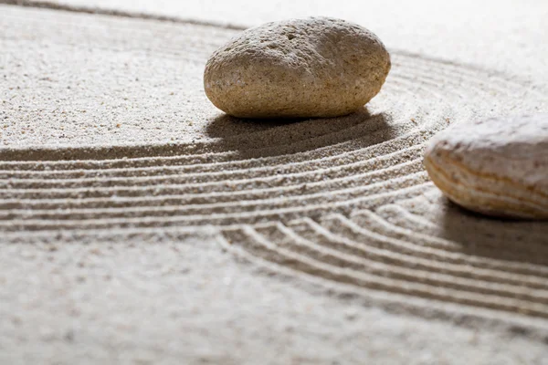 Stand te brengen via bochtige golven voor concept van spiritualiteit of schoonheid steentjes — Stockfoto