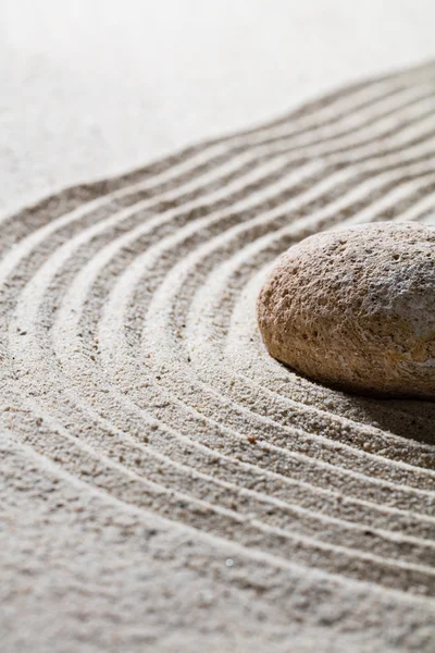 Piedra texturizada sobre olas sinuosas para el concepto de relajación —  Fotos de Stock