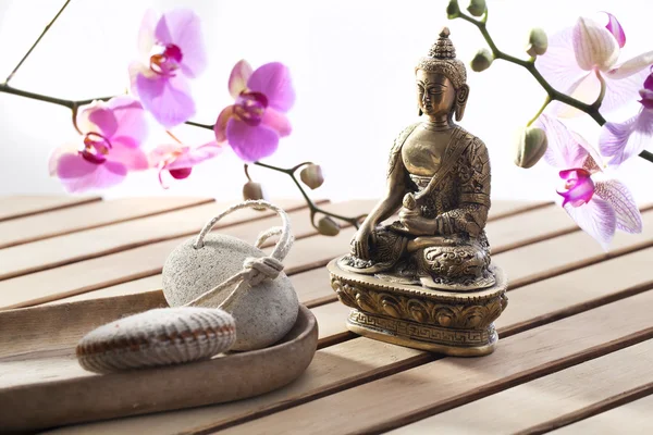 Bronzen Boeddha in spa voor ontspanning sfeer — Stockfoto