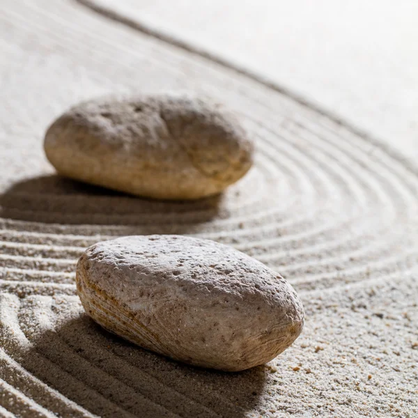 Steine auf gewundenen Linien für ein Konzept des Fortschritts oder der Veränderung mit innerem Frieden — Stockfoto