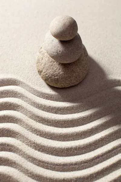 Keien in evenwicht in zand voor progressie of spiritualiteit concept — Stockfoto
