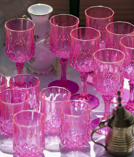 Антикварные розовые очки на блошином рынке летом
