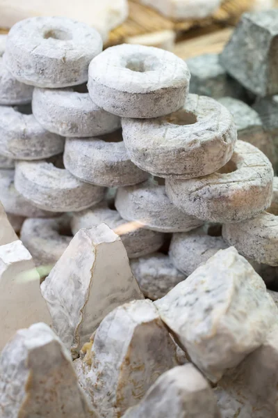 Exhibición especial del queso de cabra con el queso lochoise couronne — Foto de Stock