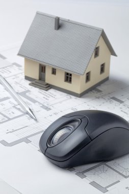 Pazar kavramı ile minyatür ev konut ve çizim araçları