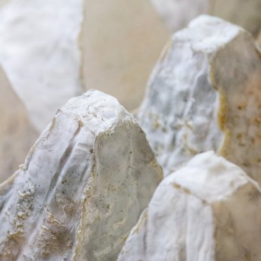 Piramit şeklinde gastronomik keçi peyniri