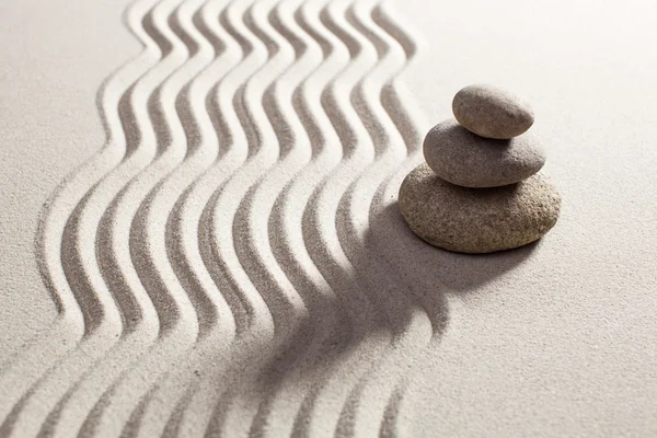 Seixos em equilíbrio na areia para o conceito de progressão ou espiritualidade — Fotografia de Stock