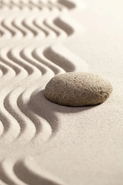 Sinuoso camino en arena zen para filosofía de vida con piedra —  Fotos de Stock