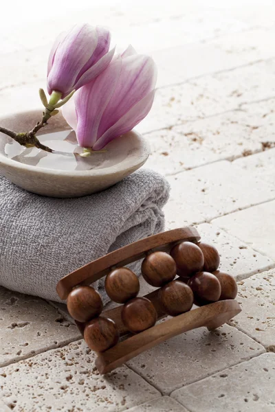 Magnolia blommor i sten kopp vatten för ayurveda massage — Stockfoto