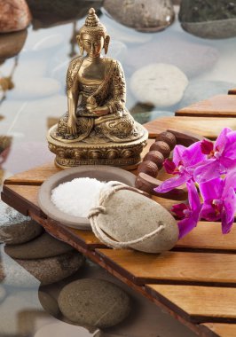 Güzellik ve saflık için masaj banyo tuzu, ponza taşı ve orkide sonra meditasyon