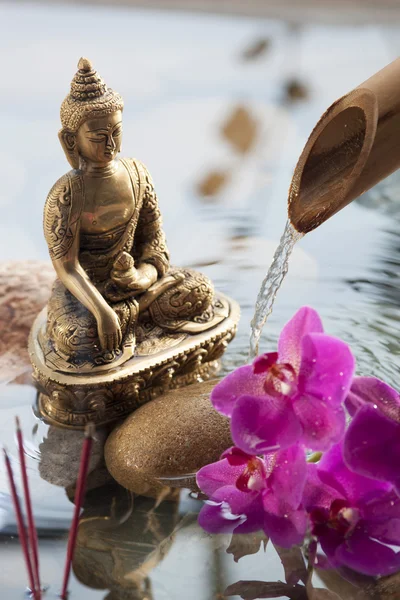 Belleza relajante en el ambiente acuático con Buda, guijarros y orquídeas para la espiritualidad — Foto de Stock