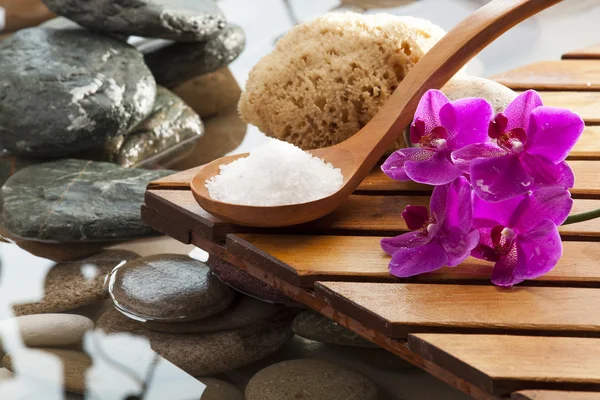Sal marina para masaje con esponja natural y orquídeas para aromaterapia y limpieza — Foto de Stock