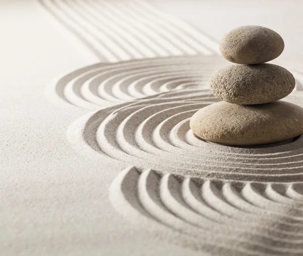 Zen quiete e benessere con giardino di sabbia e pietre — Foto Stock