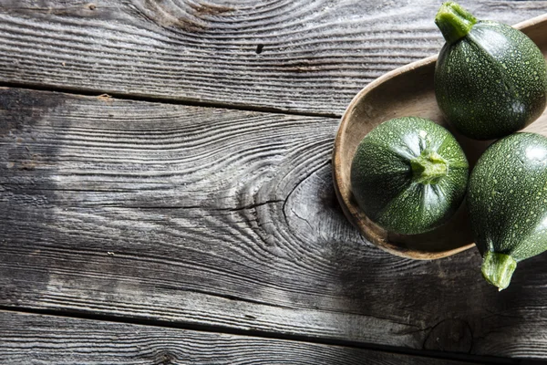 Zucchinis på äkta gamla trä för Medelhavsdieten — Stockfoto