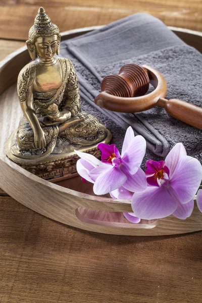 Plateau en bois avec Bouddha et fleurs d'orchidée pour spiritualité et massage — Photo