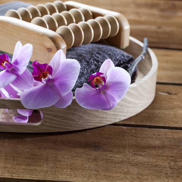 Bricka med handduk och blommor för massage och avslappning — Stockfoto
