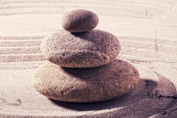 Efeitos contrastados para a mentalidade zen com seixos e areia — Fotografia de Stock