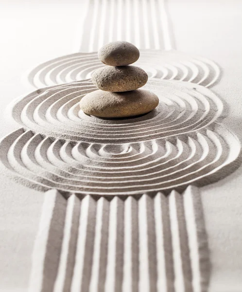 Seixos equilibrados em ondas puras na areia para meditação e contemplação — Fotografia de Stock
