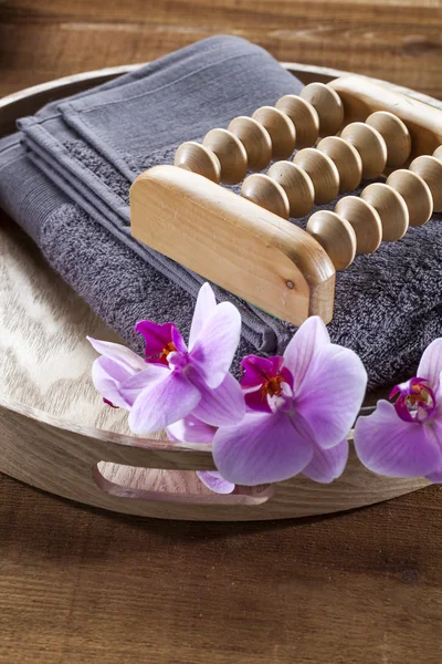 Bandeja com toalha e flores para relaxamento e massagem — Fotografia de Stock