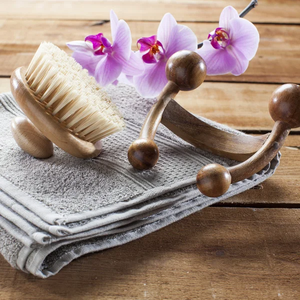 Cepillo trasero y toalla sobre fondo de madera para masaje y exfoliación — Foto de Stock