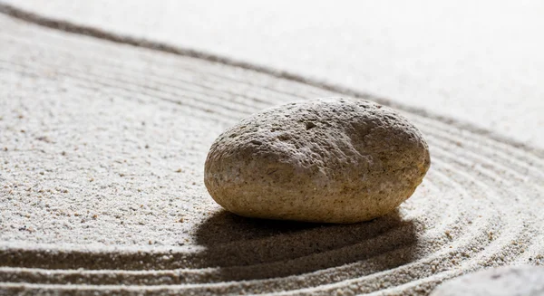 Ein Stein für ein Konzept von Harmonie oder Wellness mit Sorgfalt und Geschmeidigkeit — Stockfoto