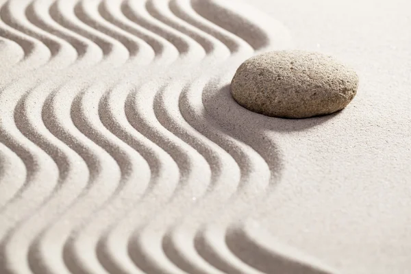 Serpentinenpfad im Sand für Lebensphilosophie mit Stein an den Grenzwellen — Stockfoto