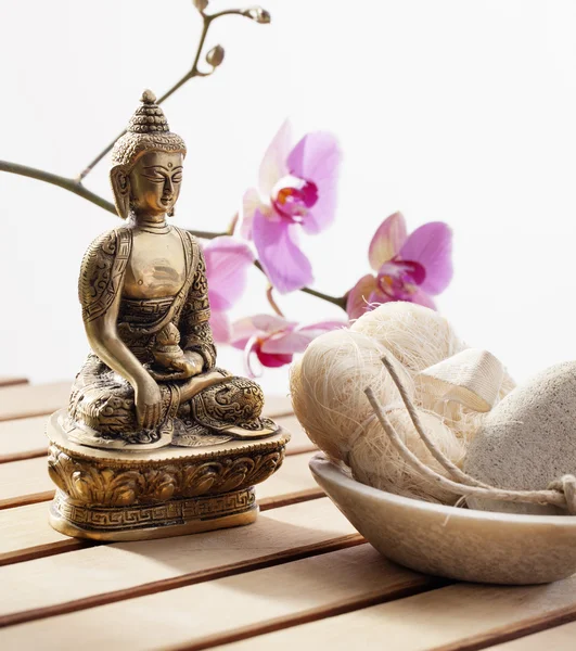 Exfoliación con esponja y piedra pómez con fe en el budismo —  Fotos de Stock