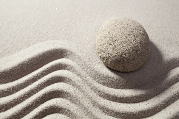 Runder Stein im Sand für Lebensphilosophie an den Grenzwellen — Stockfoto