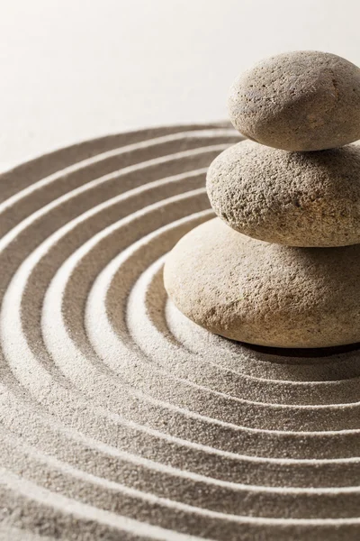 Steine oder Kieselsteine im Sand für ein Konzept von Reinheit oder Wohlbefinden — Stockfoto