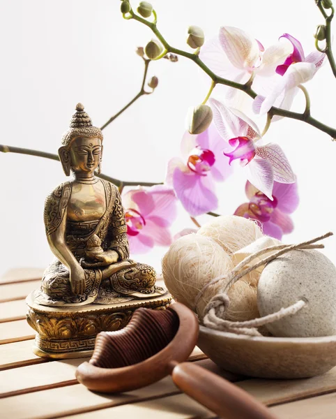 Złuszczanie leczenie medytacja z brązu Buddy, kwiaty orchidei i gąbki — Zdjęcie stockowe