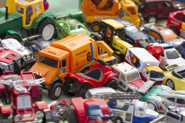 plastik oyuncaklar ve aşırı tüketim kavramı için çocuk arabalar