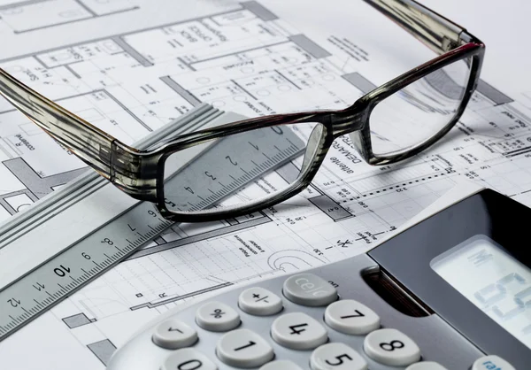 Design de propriedade e conceito de custo com óculos empreendedor e calculadora — Fotografia de Stock