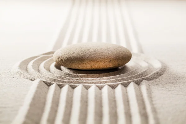 Pierre chaude plate dans le sable pour la méditation et la réflexion — Photo