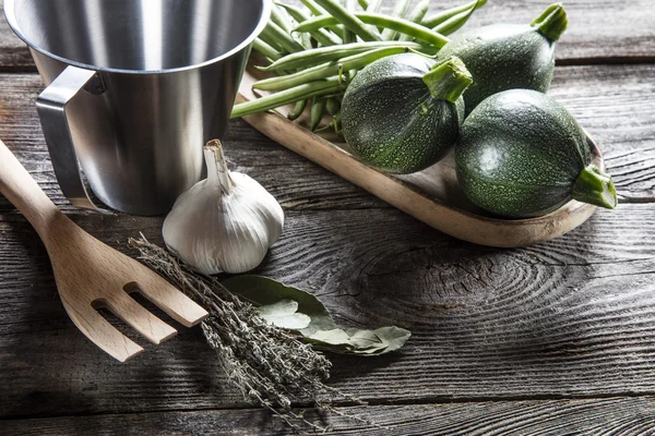 Zucchinis bönor och örter med husgeråd för en sommar recept — Stockfoto